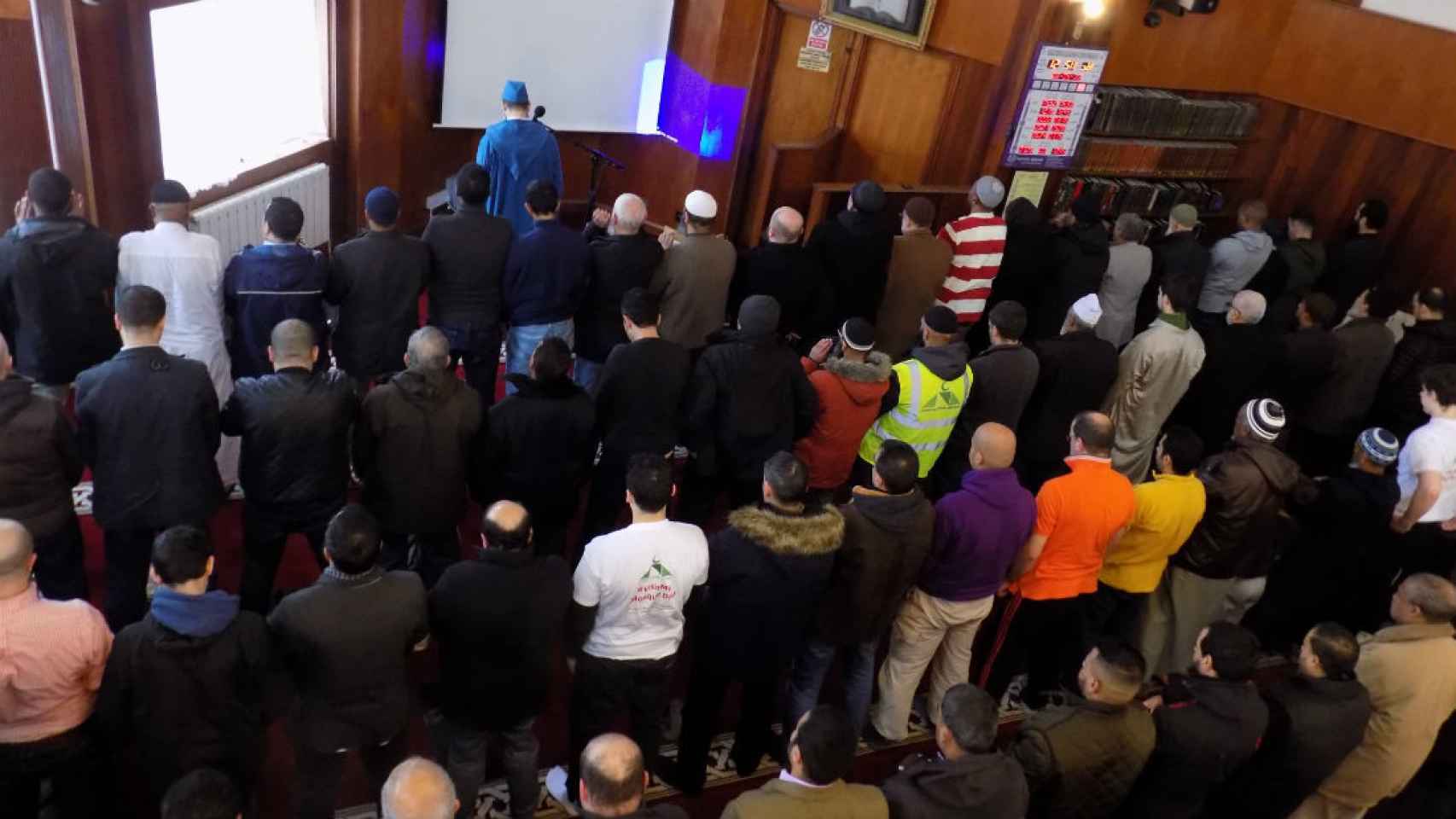 Personas de distintos credos rezan juntas en la mezquita de Finsbury Park.