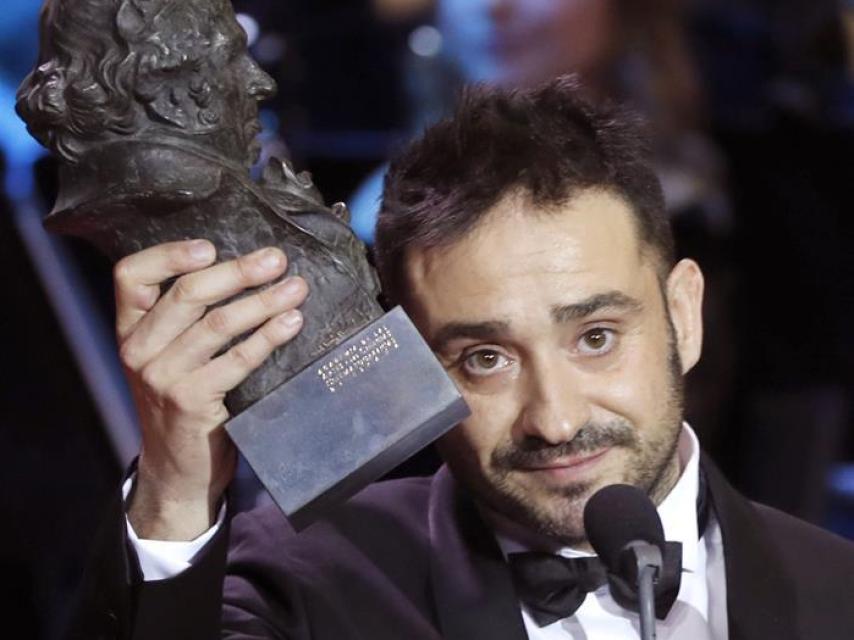 Juan Antonio Bayona con su premio a la Mejor dirección.