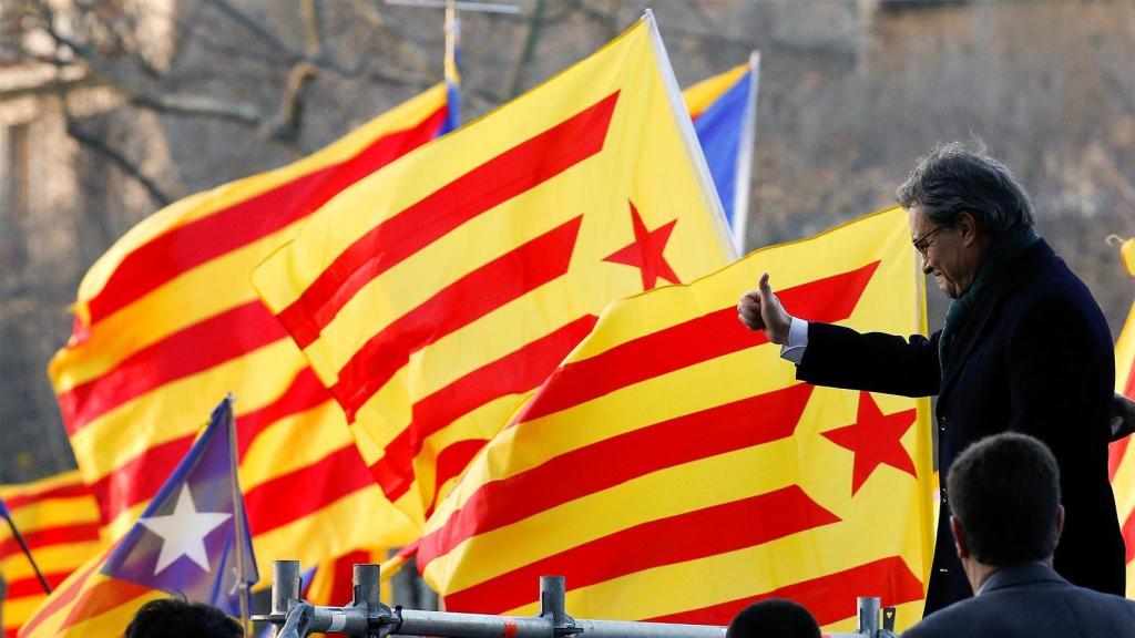 Artur Mas saluda a los manifestantes frente al TSJC./ Albert Gea (Reuters)