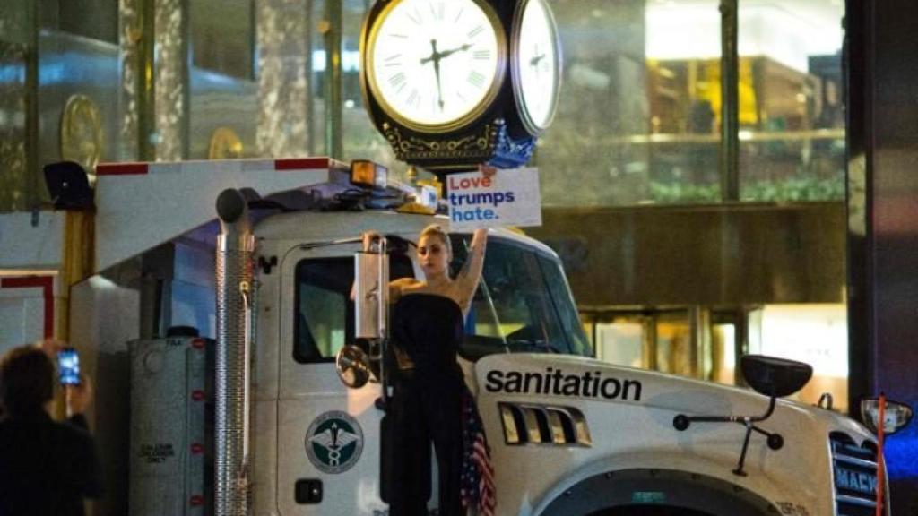 El día en que Lady Gaga odió a Trump, frente a su edificio.