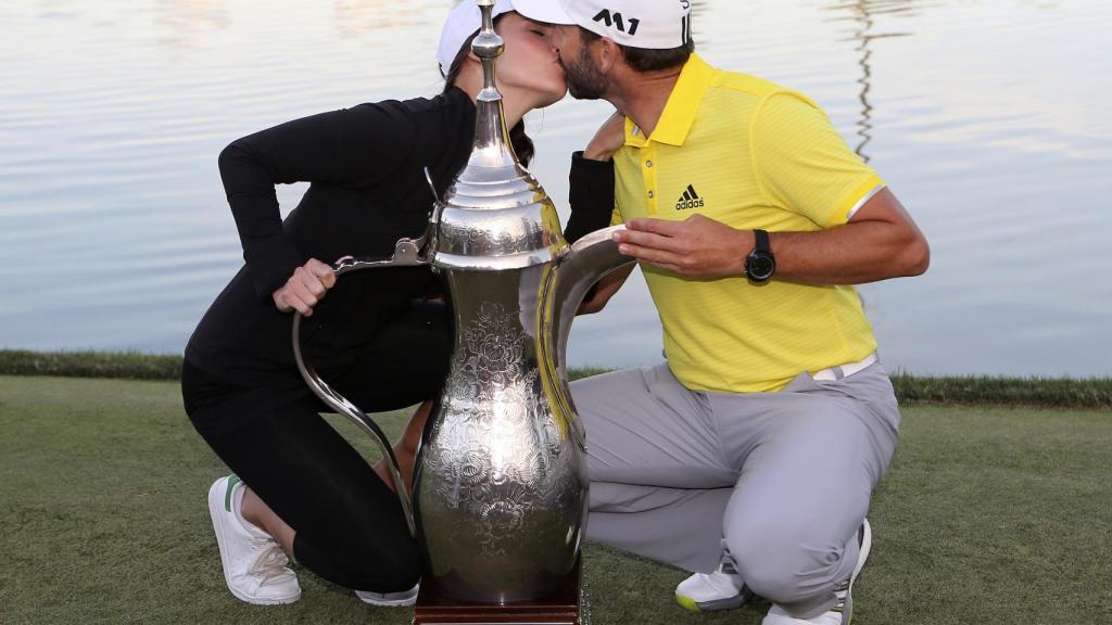 El beso entre Angela Akins y Sergio García.