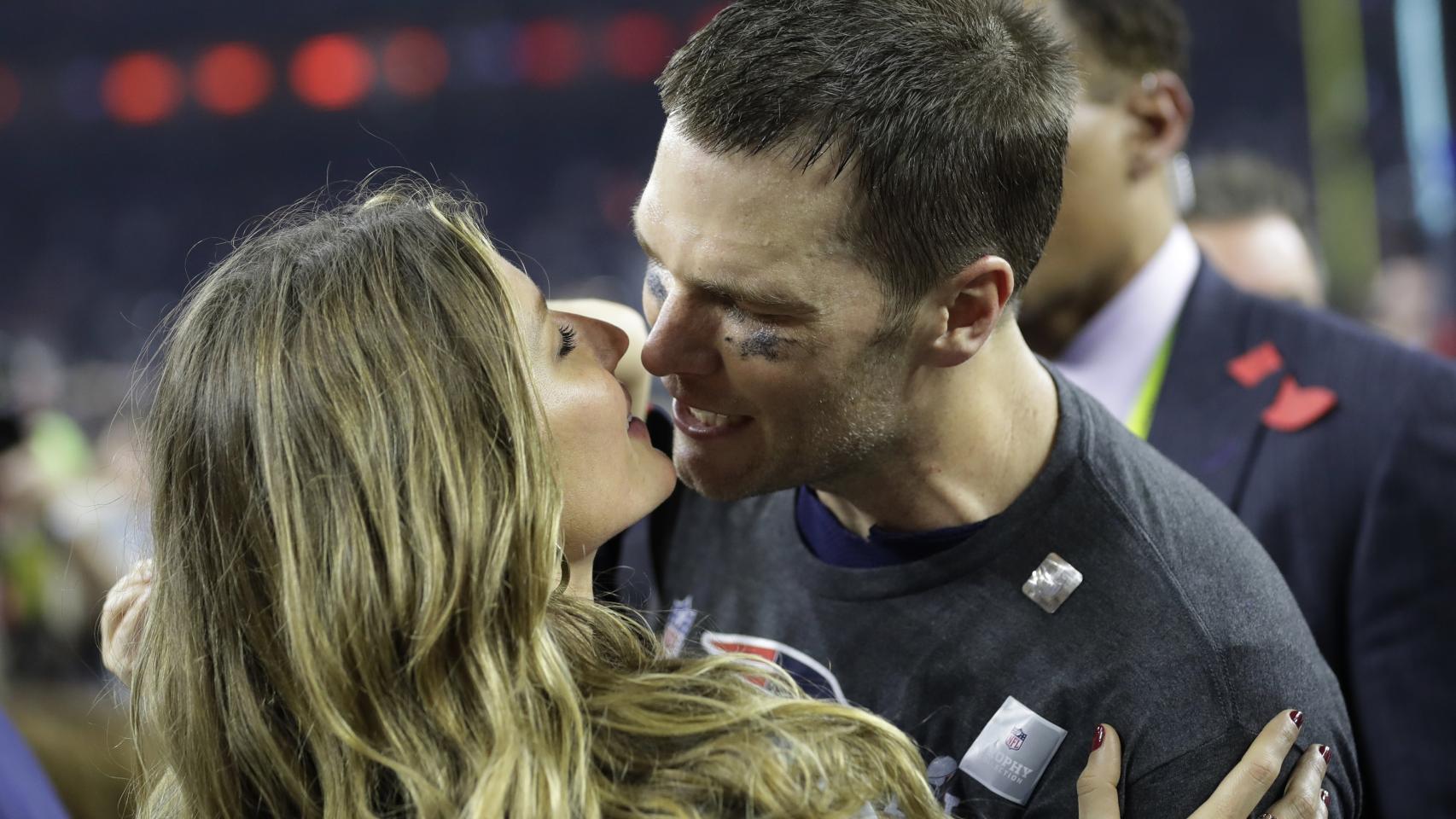 Gisele Bundchen corrió hacia su chico, el jugador de fútbol americano Tom Brady, nada más terminar la final de la Super Bowl. El beso fue captado por los fotógrafos cuando la modelo quiso felicitar al deportista por su hazaña en la pista.