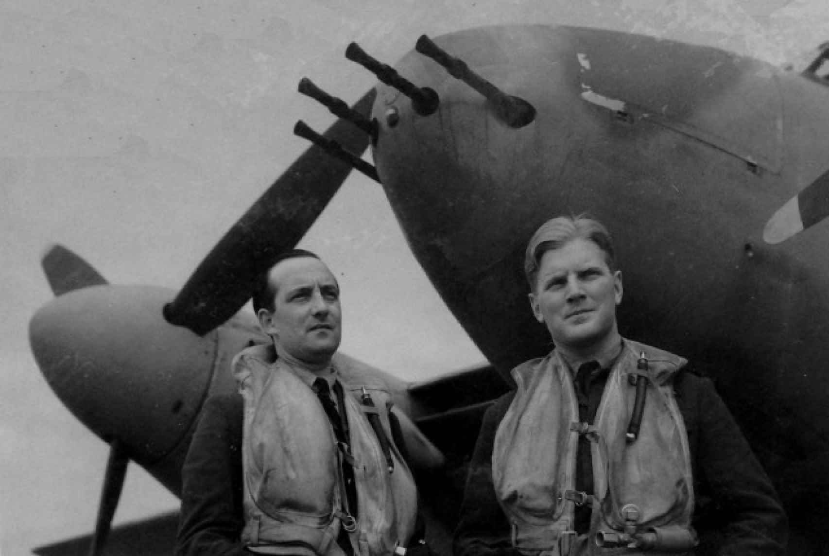 A la derecha, John Braham, el piloto de la RAF más condecorado de la II Guerra Mundial.