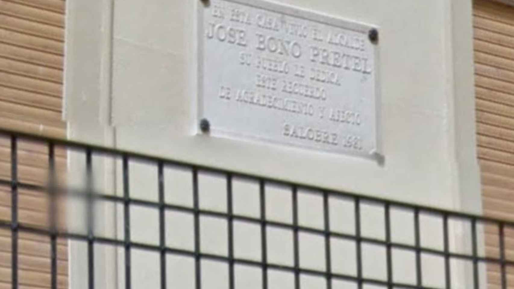 Detalle de la placa que el pueblo dedicó a su padre, alcalde durante 16 años.