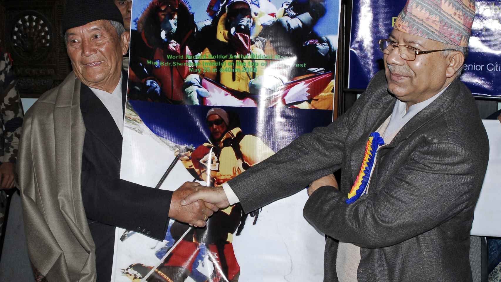 Noviembre de 2009: el primer ministro nepalí Madhav Kumar entrega a Min Bahadur Sherchan en Katmandú el certificado formal de hombre más anciano en subir el Everest.