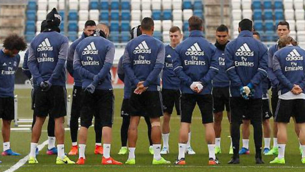 Minuto de silencio en el entrenamiento por el fallecimiento de Luis Gómez-Montejano