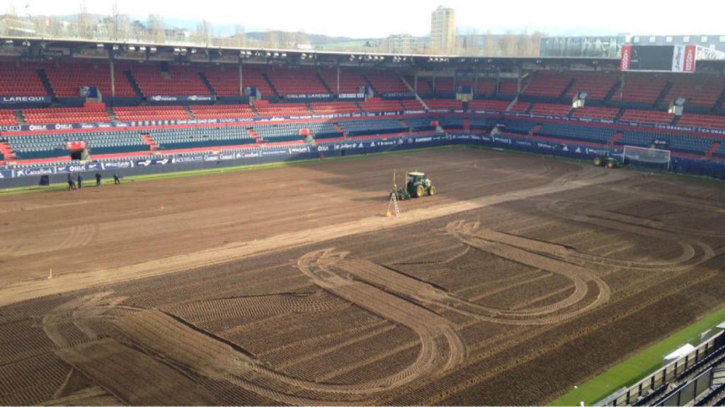 Cambio del céspede de El Sadar. Foto: Twitter @CAOsasuna