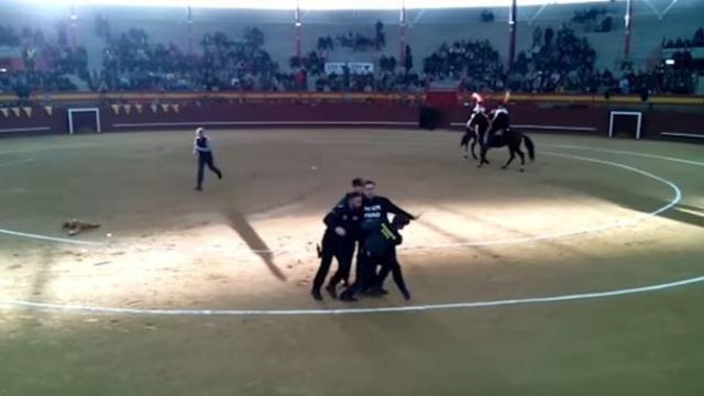 Momento en el que Óscar del Castillo es interceptado tras saltar al ruedo