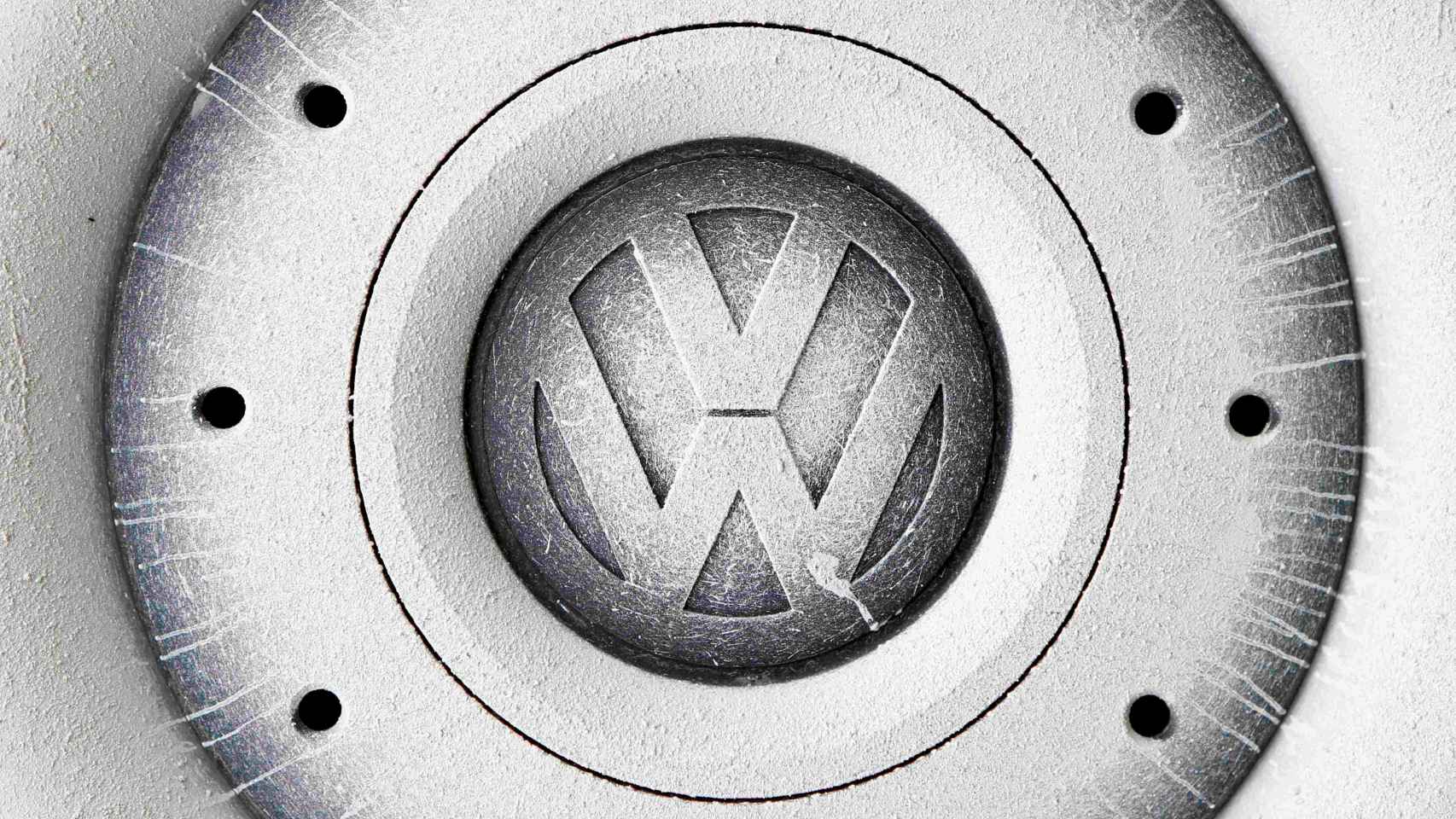 Rueda con el logo de Volkswagen.