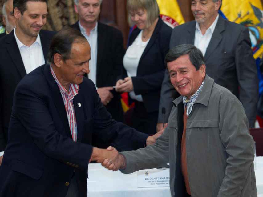 Los representantes del Gobierno y el ELN, Juan Camilo Restrepo y Pablo Beltrán, se estrechan la mano.