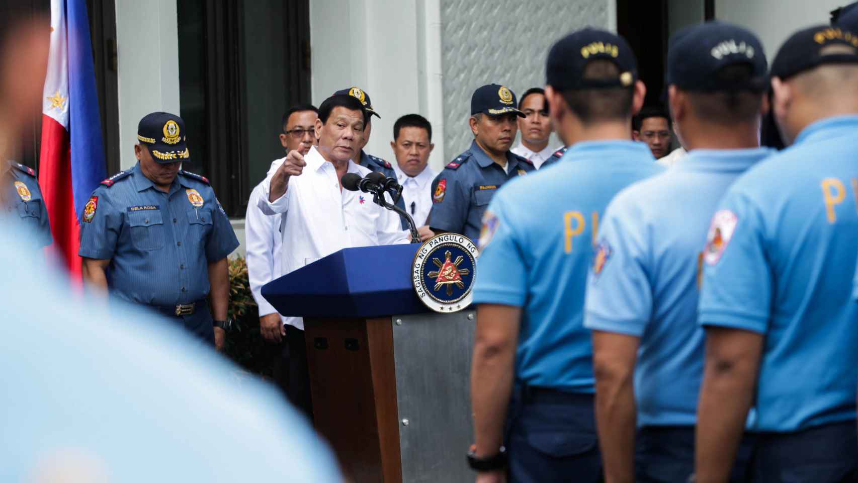 Duterte se dirige a presuntos policías corruptos ante el palacio presidencial de Filipinas.