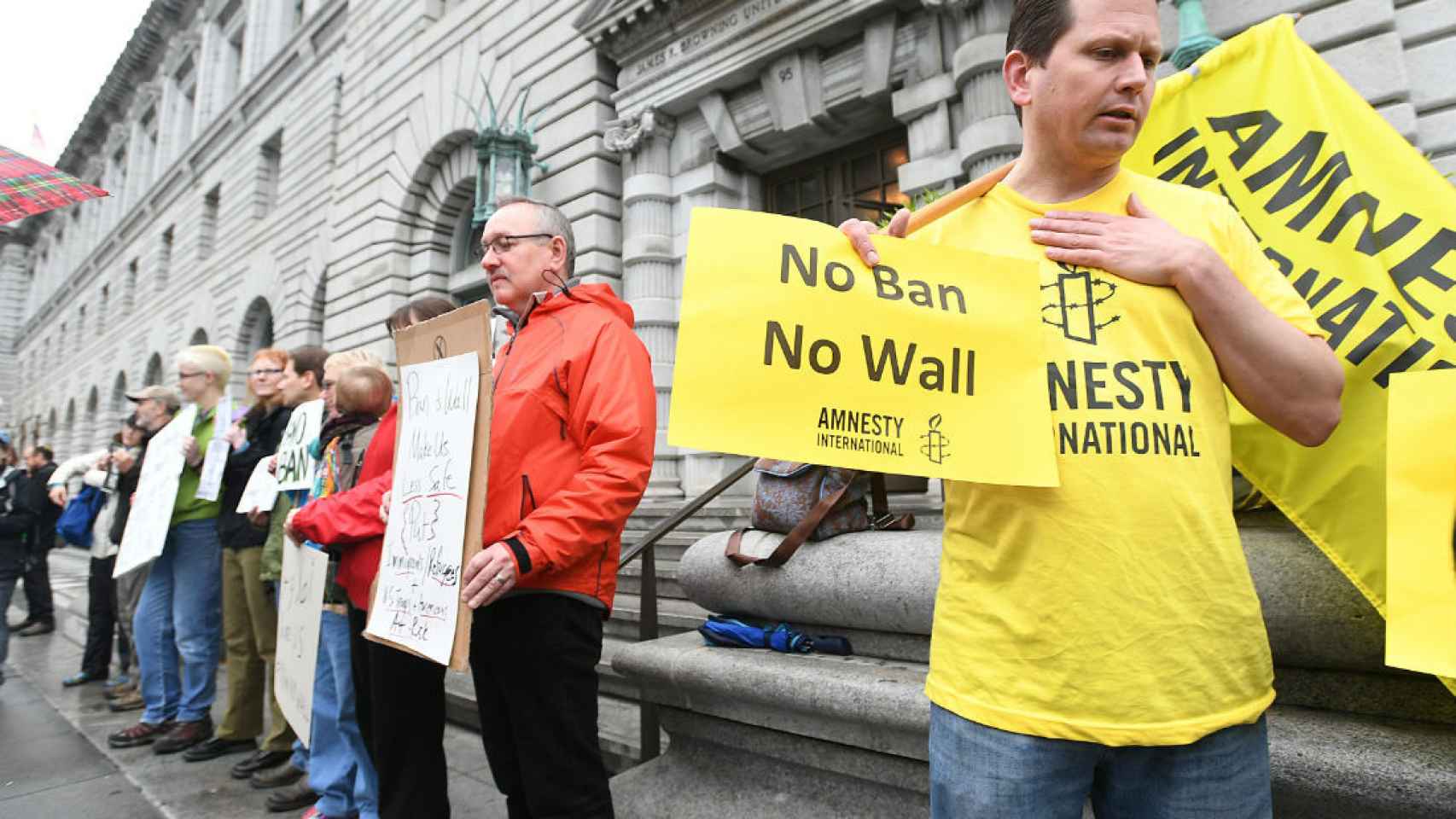 Varios manifestantes protestan frente a la Corte de Apelaciones de San Francisco contra el veto de Trump.