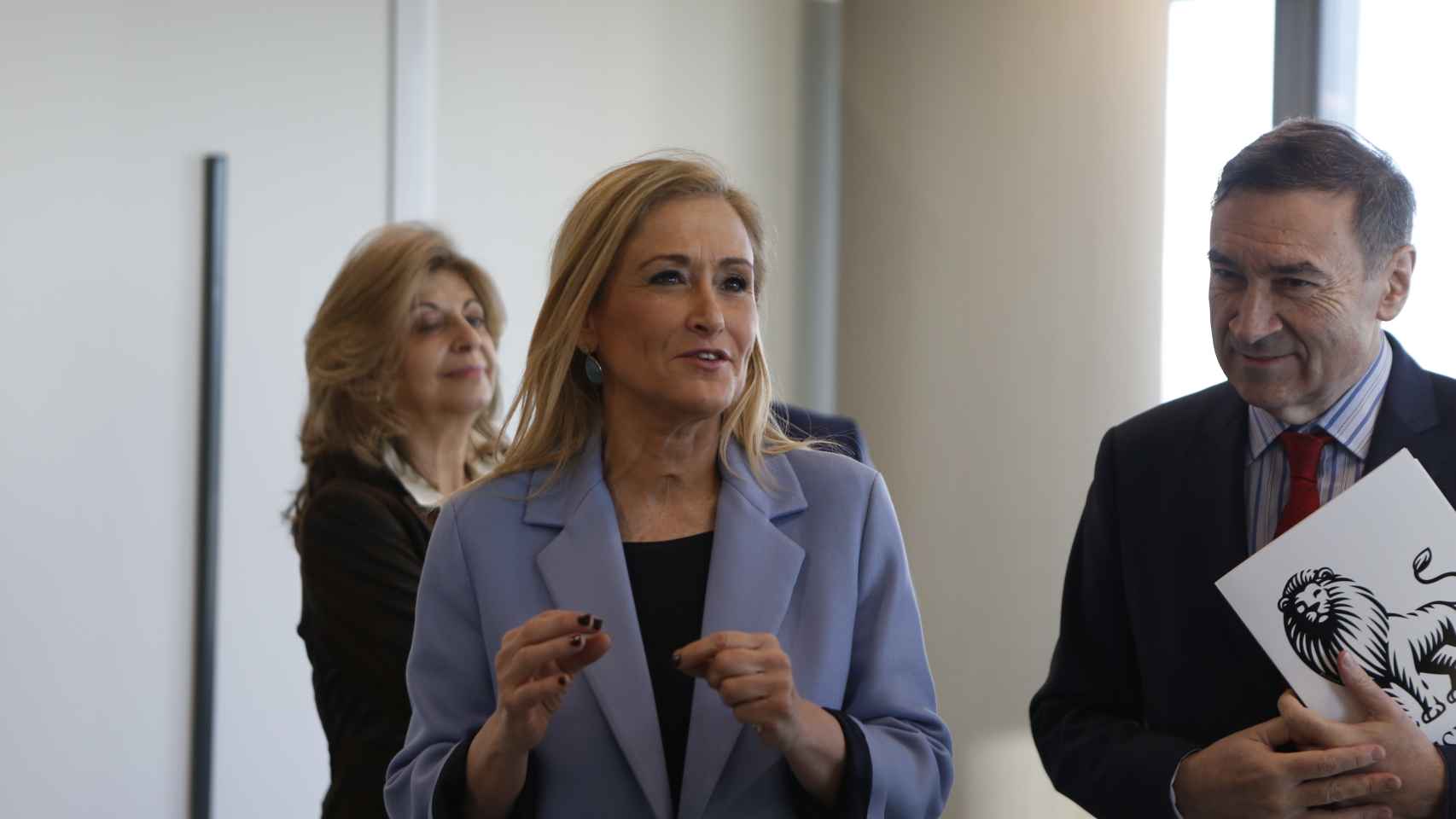 La presidenta de la Comunidad de Madrid, Cristina Cifuentes, acompañada por Pedro J. Ramírez.