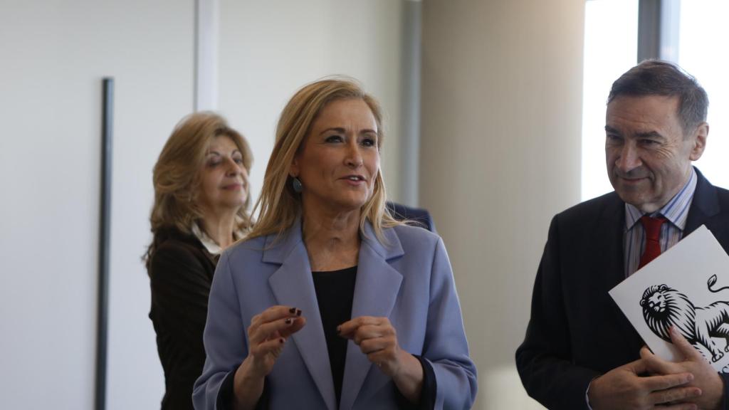 La presidenta de la Comunidad de Madrid, Cristina Cifuentes, acompañada por Pedro J. Ramírez.