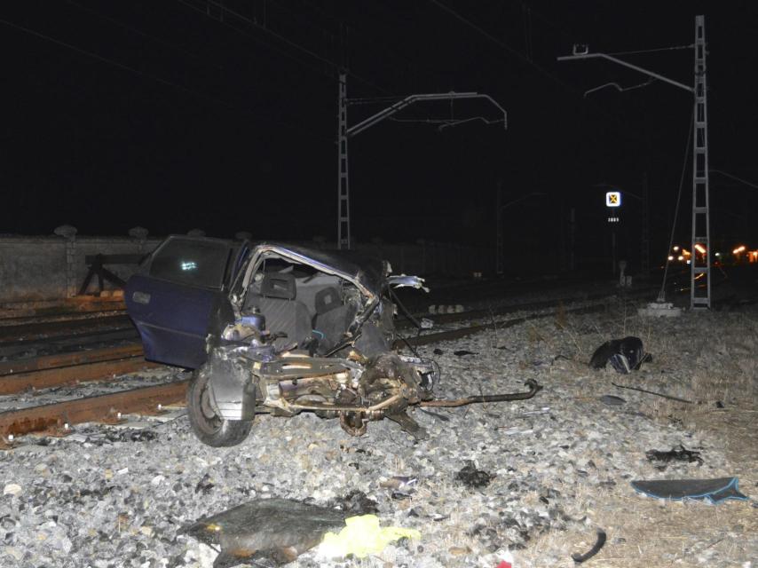 El vehículo accidentado sobre las vías del tren.