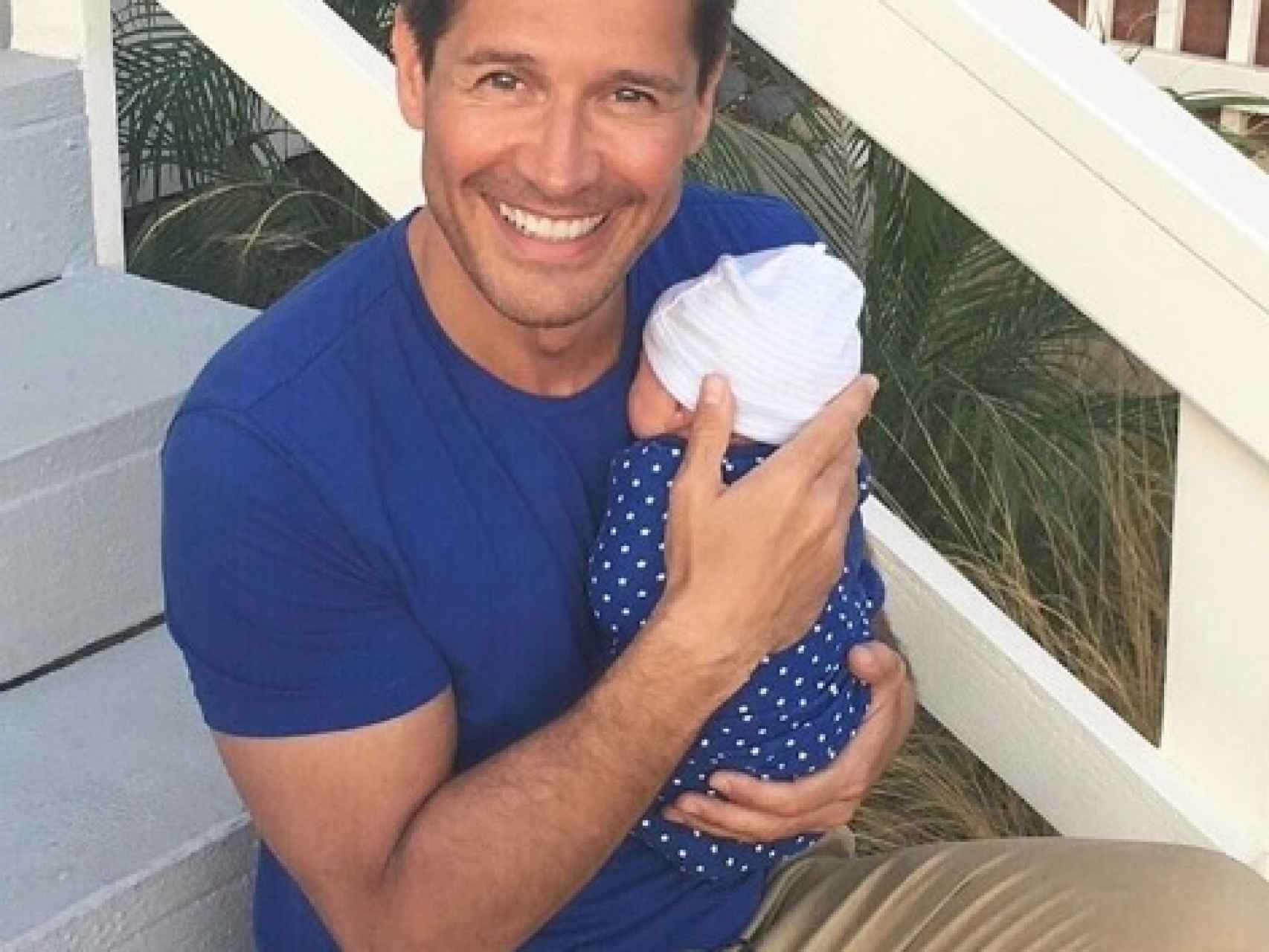 Jaime Cantizano anunció con esta imagen el nacimiento de su hijo.