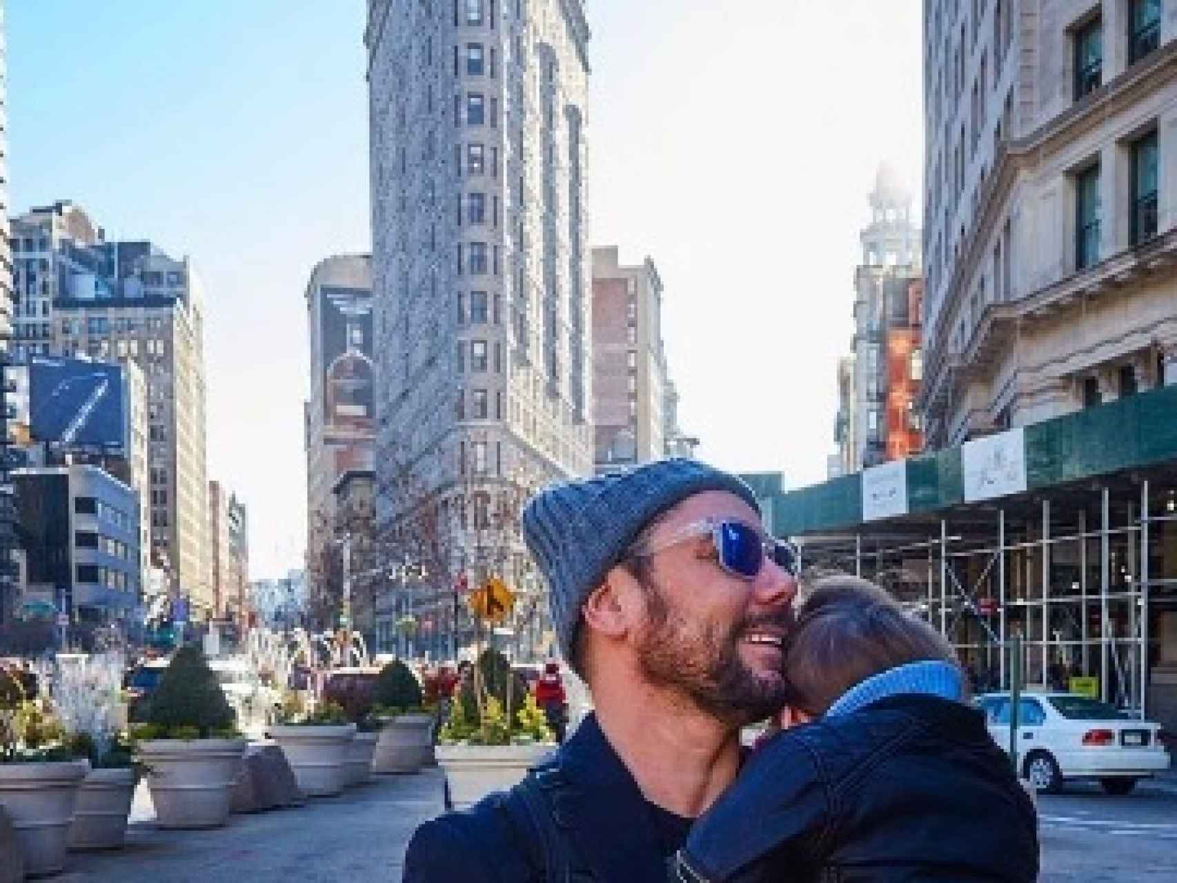 Miguel Poveda con su hijo en Nueva York.