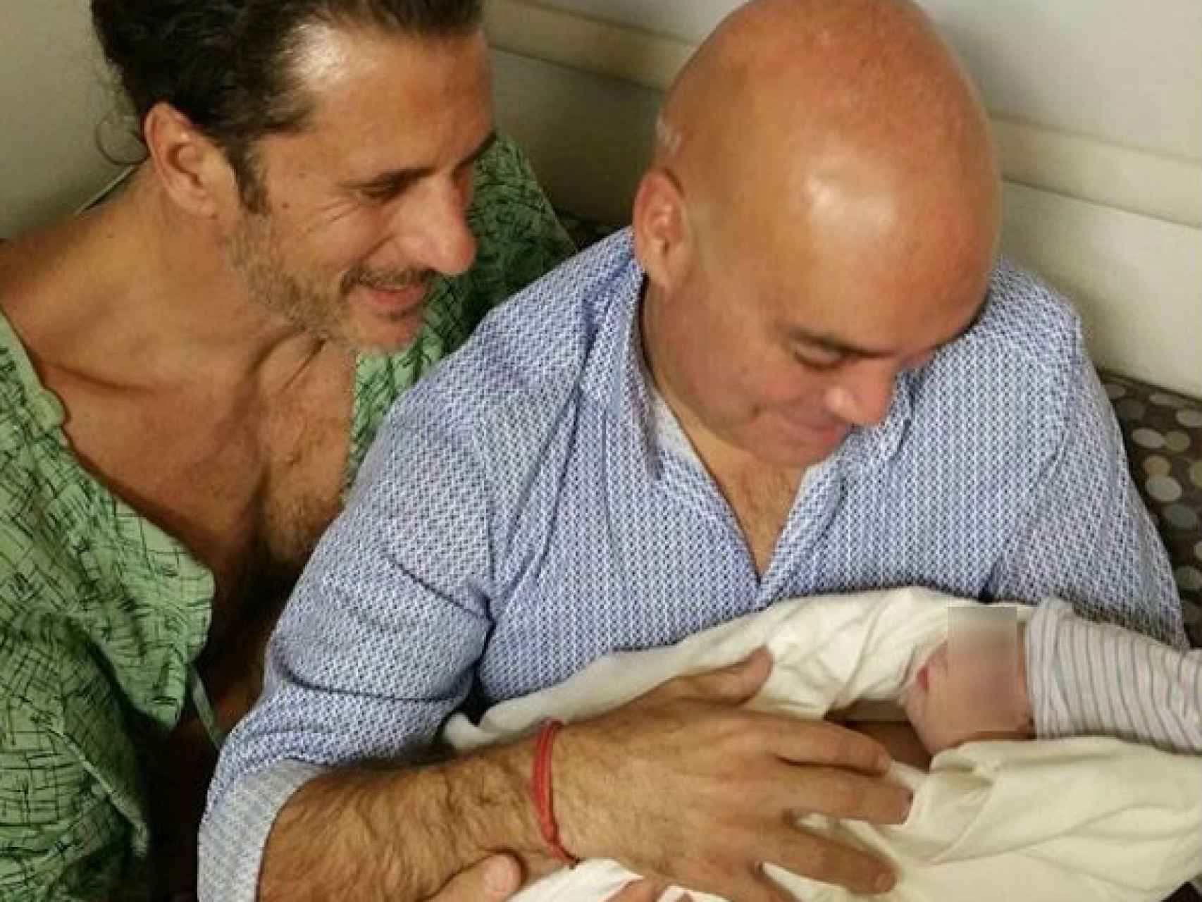 Kike Sarasola y su marido con el pequeño Enrique, nacido a finales de 2015.