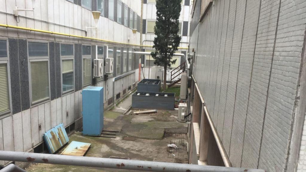 Imagen del patio del hospital.