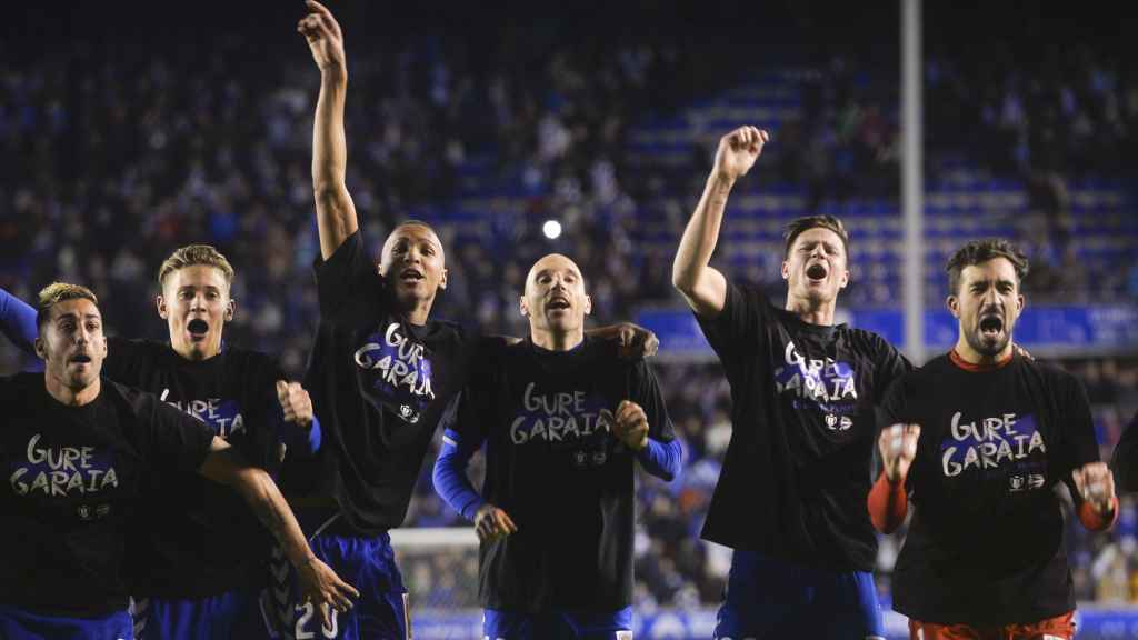 Los jugadores del Alavés celebran su histórica final copera.