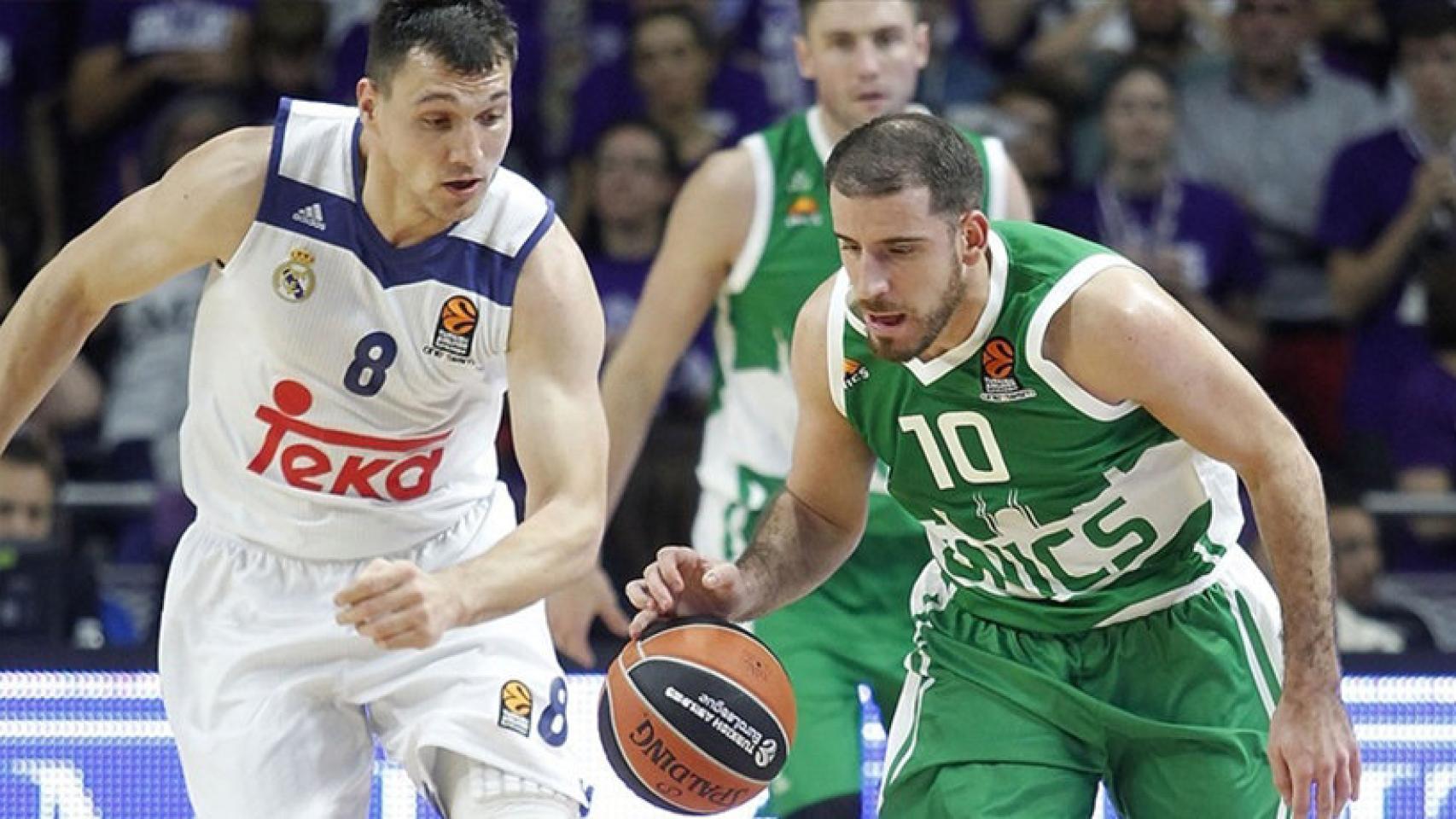 Quino Colom ante Maciulis en la Euroliga. Foto: euroleague.com