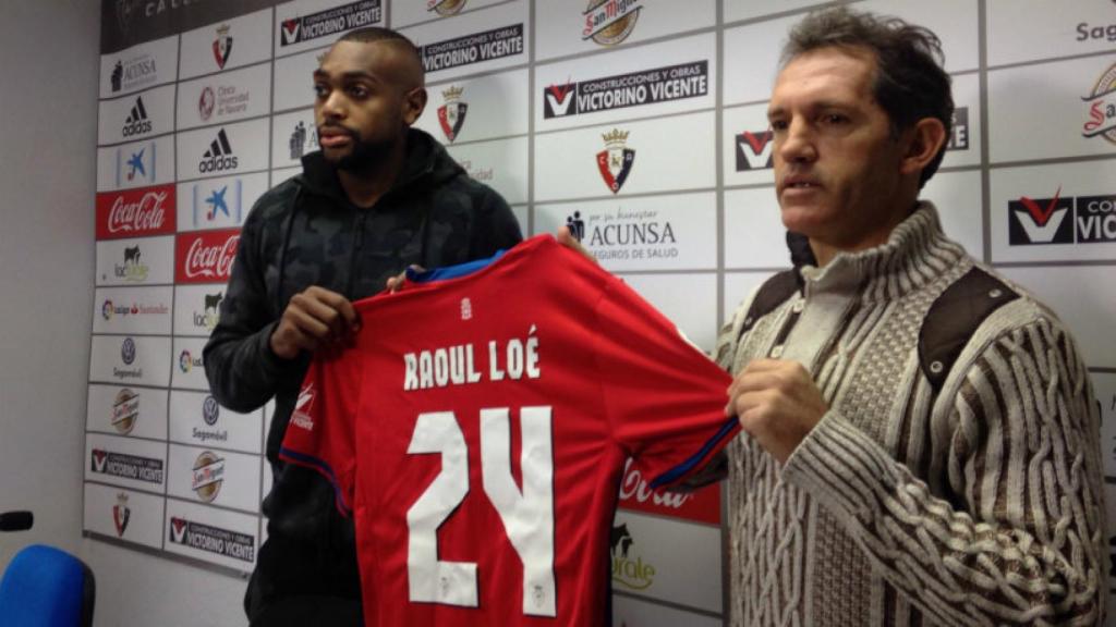 Raoul Loé es presentado con la camiseta de Osasuna. Foto: Twitter (@CAOsasuna)