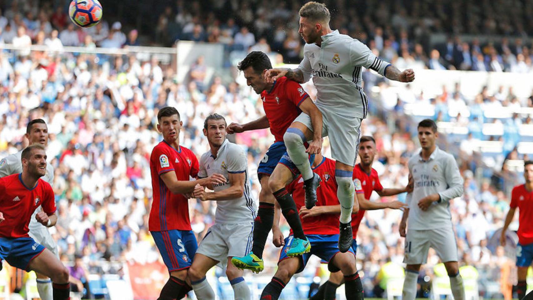 Ramos disputa un balón ante el Osasuna en El Bernabéu