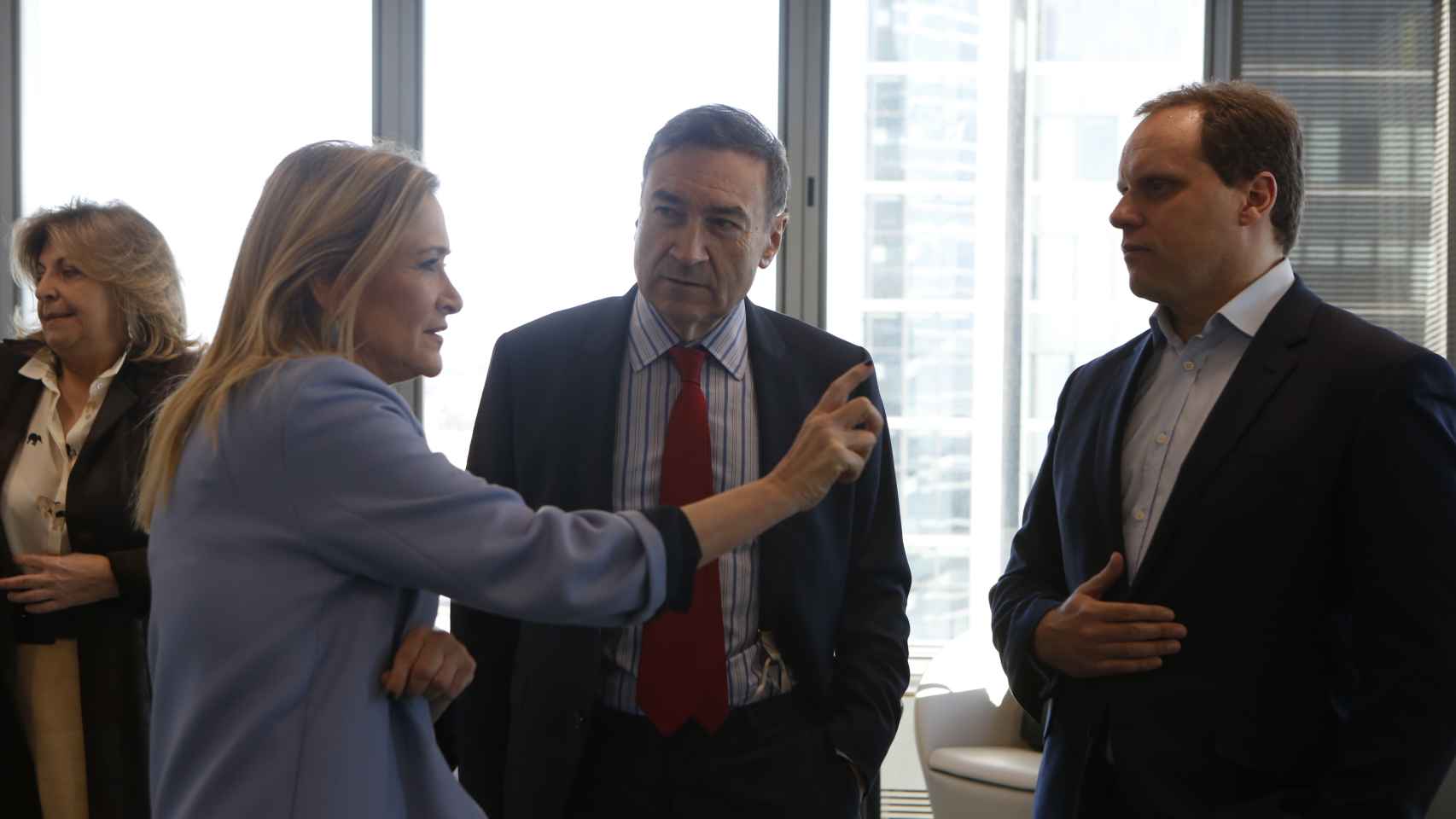 Cristina Cifuentes conversa con Daniel Lacalle y Pedro J. Ramírez antes de la inauguración.