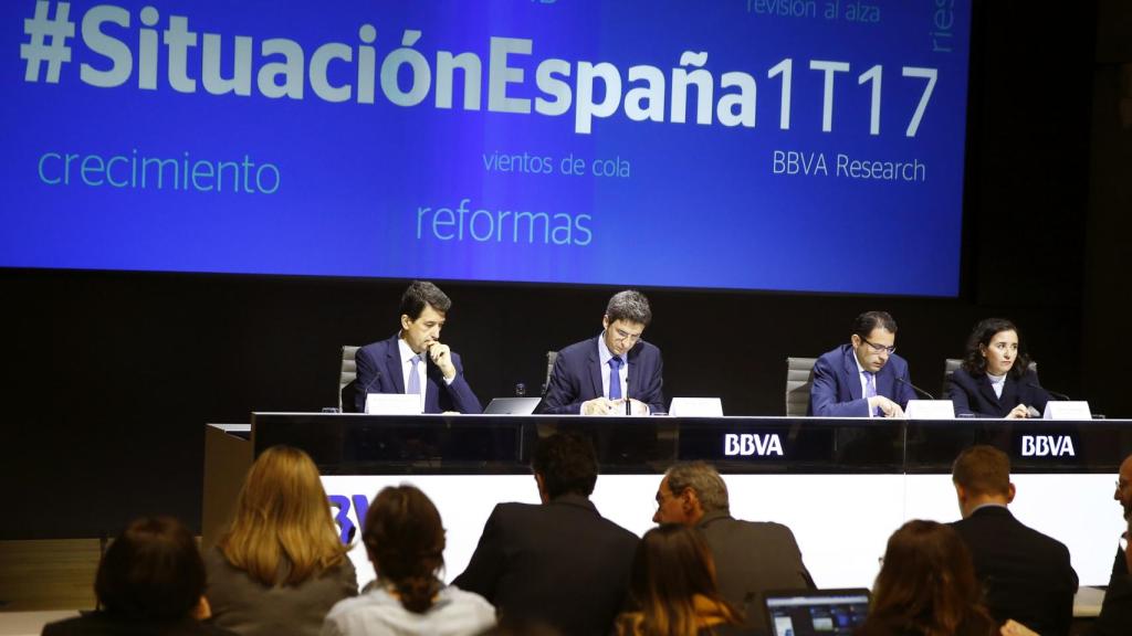 Jorge Sicilia,segundo por la izquierda, Economista Jefe del Grupo BBVA Research, y Rafael Domenech, izquierda, responsable de análisis Macroeconómico de BBVA Research, entre otros, durante la presentación del informe BBVA Research Situación España.