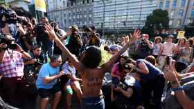 Cientos de mujeres protestan en el Obelisco de Buenos Aires por el 'tetazo' argentino.