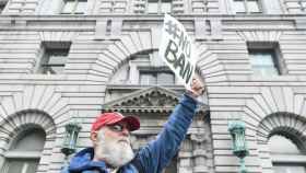 Un hombre se manifiesta frente a la Corte de Apelaciones de San Francisco contra el veto de Trump.