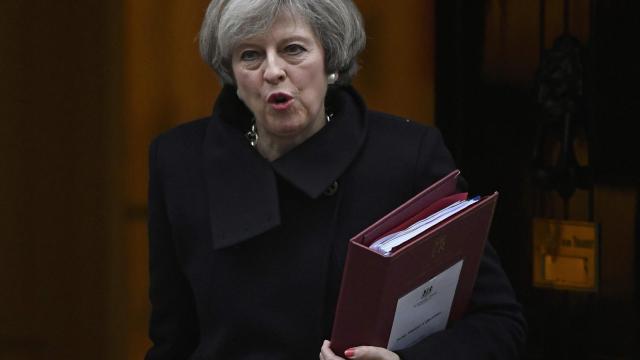 Theresa May, a la salida de una reunión.