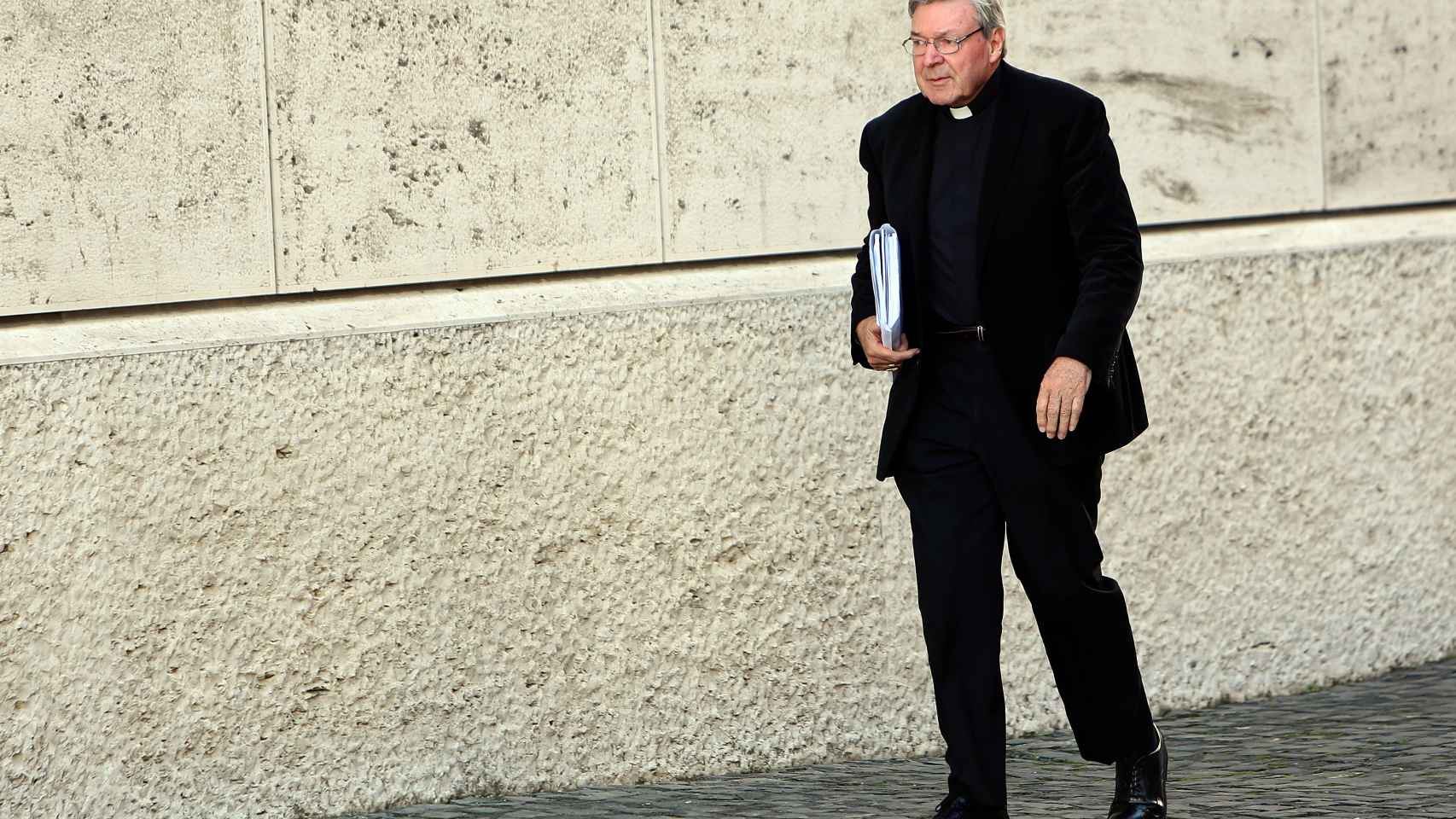 El cardenal George Pell de Australia es el encargado de limpiar las finanzas vaticanas.