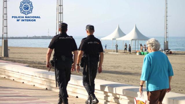 Agentes de la Policía Nacional en el paseo marítimo de Almería