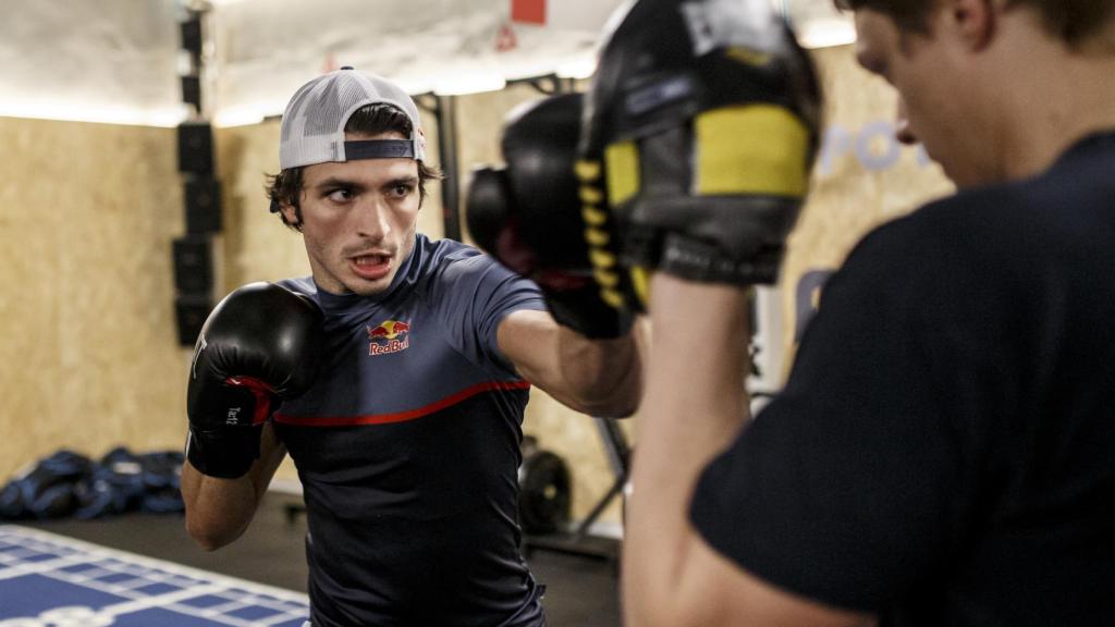 Carlos Sainz boxeando.