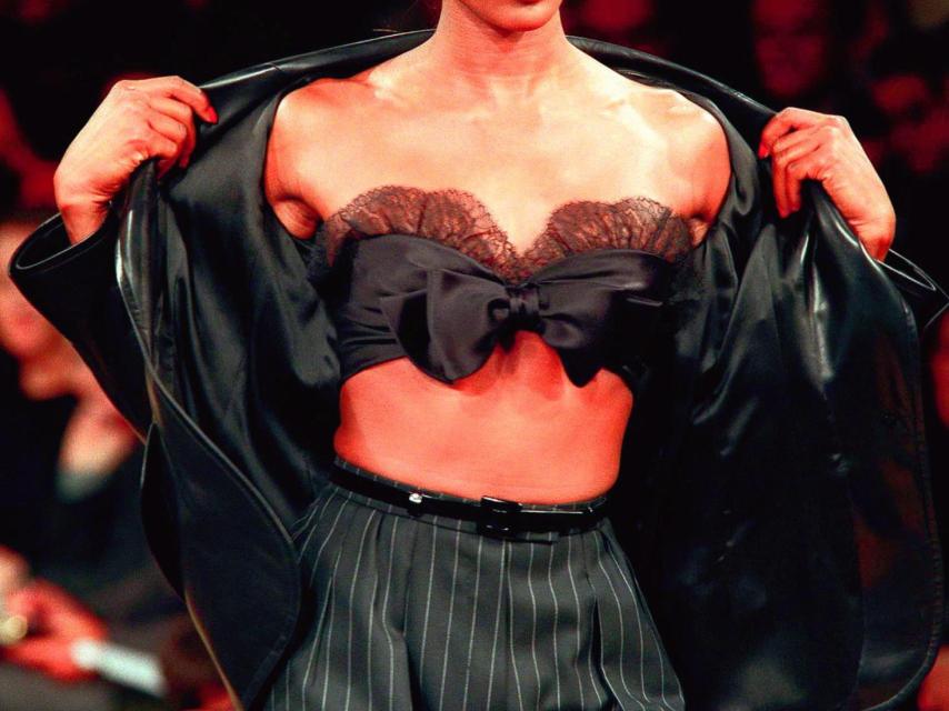 Naomi desfilando en Francia para Yves Saint Laurent, en 1999.