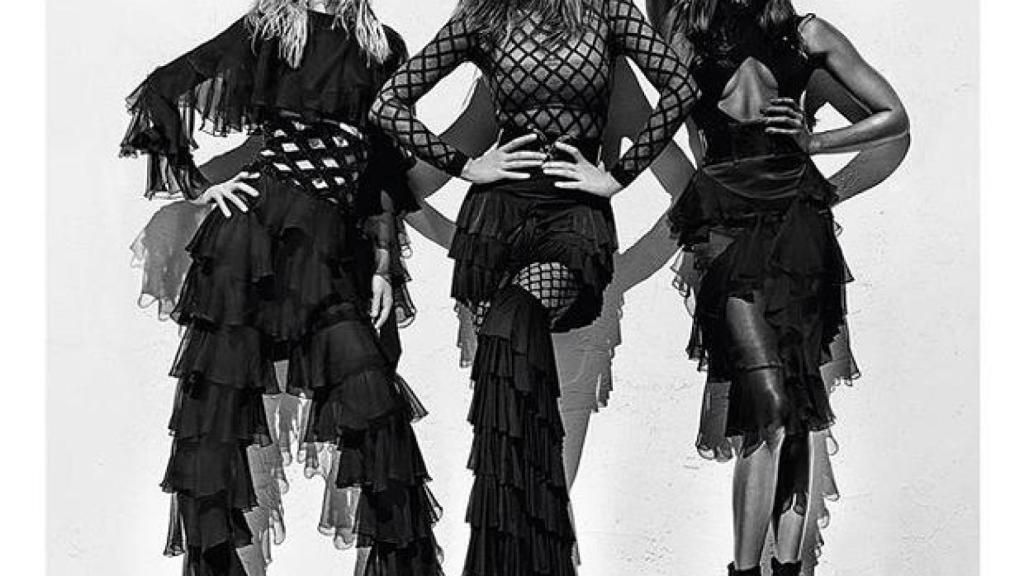 De izquierda a derecha, Claudia Schiffer, Cindy Crawford y Naomi Campbell posando para Balmain en 2016.