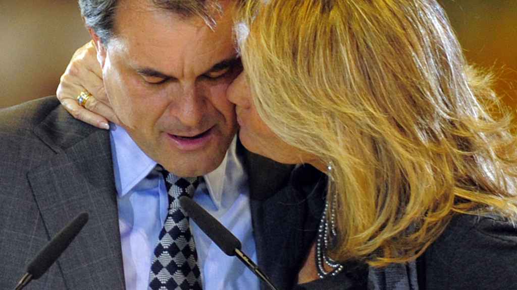 Helena Rakosnik besa a su marido, el ex presidente catalán Artur Mas