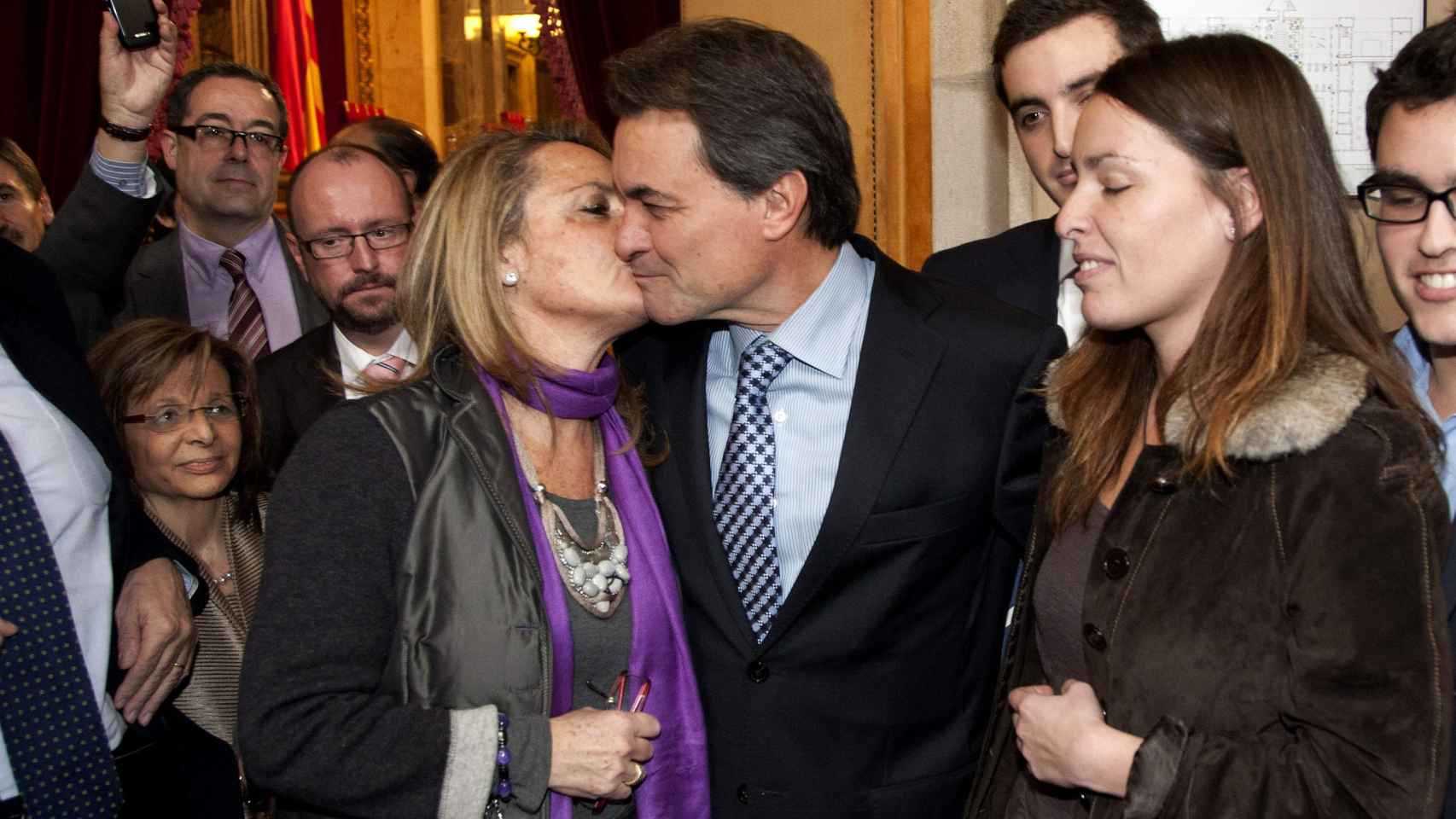 Artur Mas y su mujer se besa ante la mirada de su hija, Patricia