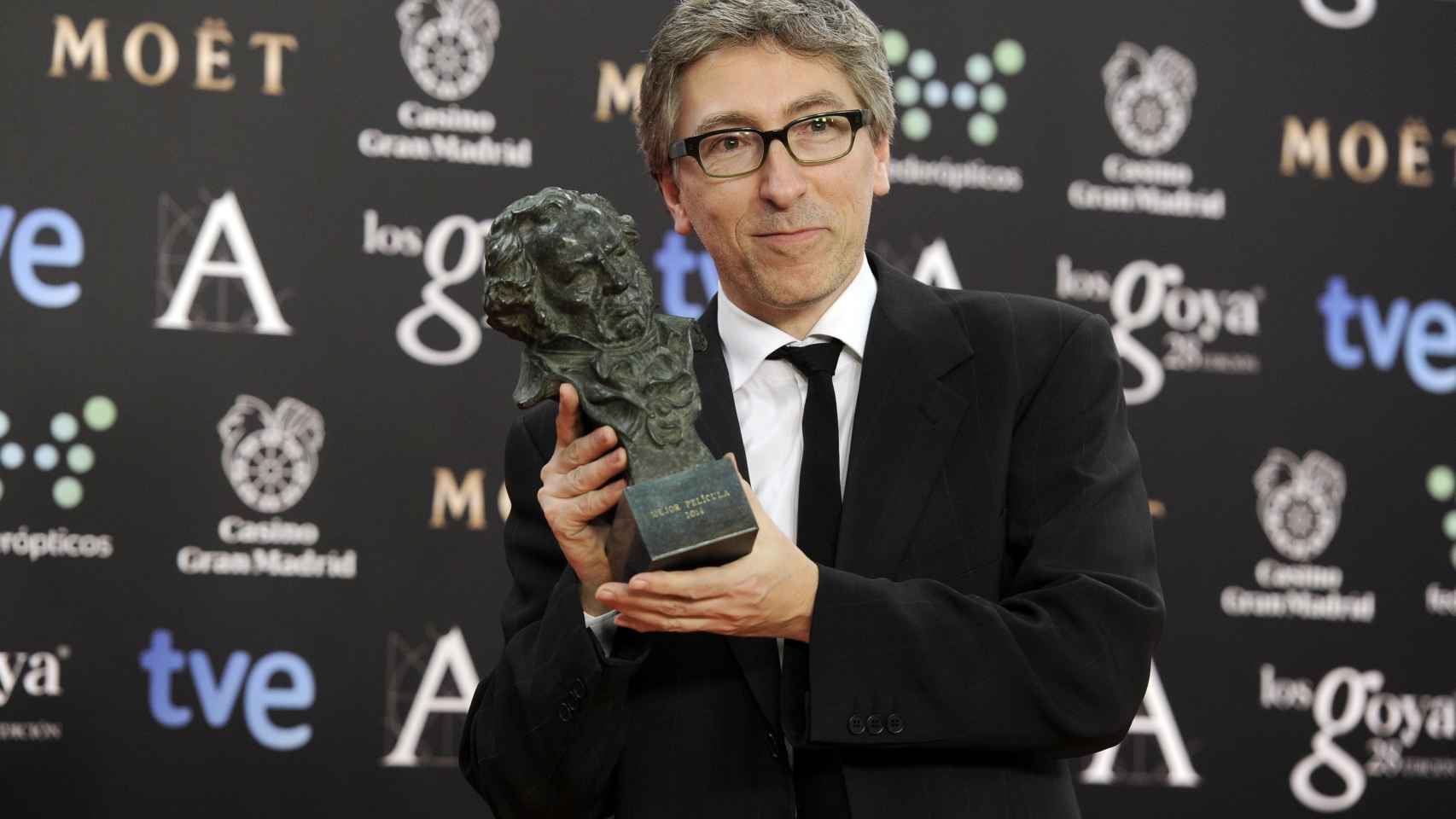 David Trueba con el Goya que ganó como mejor director por Vivir es fácil con los ojos cerrados.