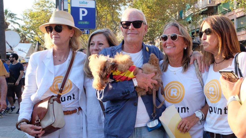 Rakosnik, en el centro, se manifiesta por la idnependencia con unos amigos, entre los que está Fede Sardá, hermano de Javier y propietario de la Sala Luz de Gas