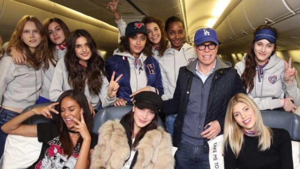 Tommy Hilfiger junto con las modelos del desfile camino de Los Ángeles. / Foto: Cortesía de Tommy Hilfiger