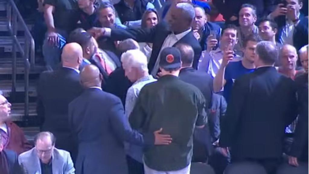 Charles Oakley golpea a un miembro de seguridad del Madison.