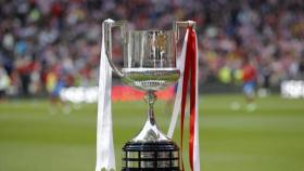 La Copa del Rey en el césped del Santiago Bernabéu.