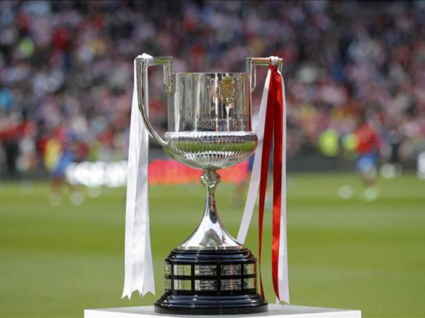 La Copa del Rey en el césped del Santiago Bernabéu.