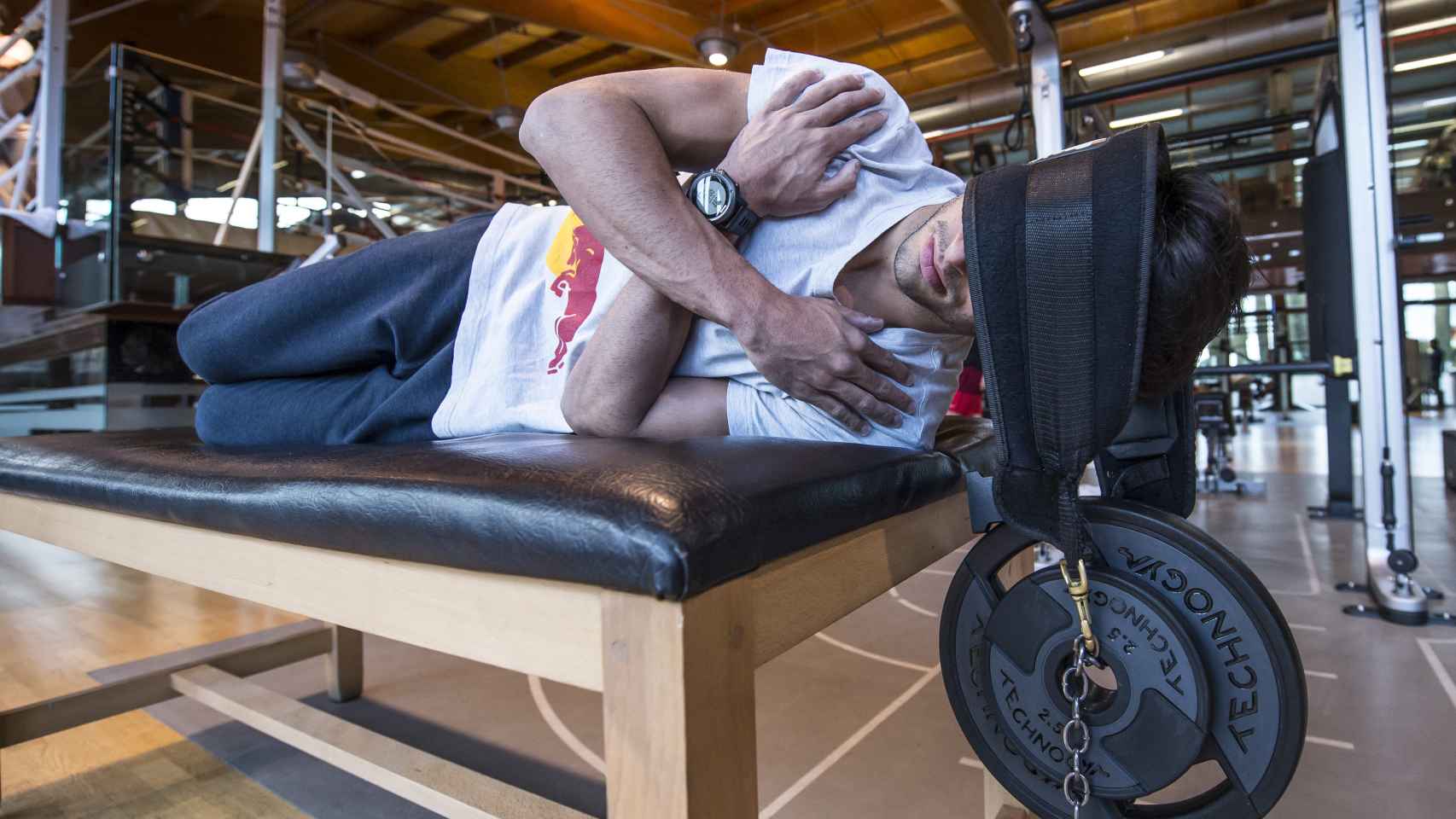 Carlos Sainz fortalece su cuello con una pesa.