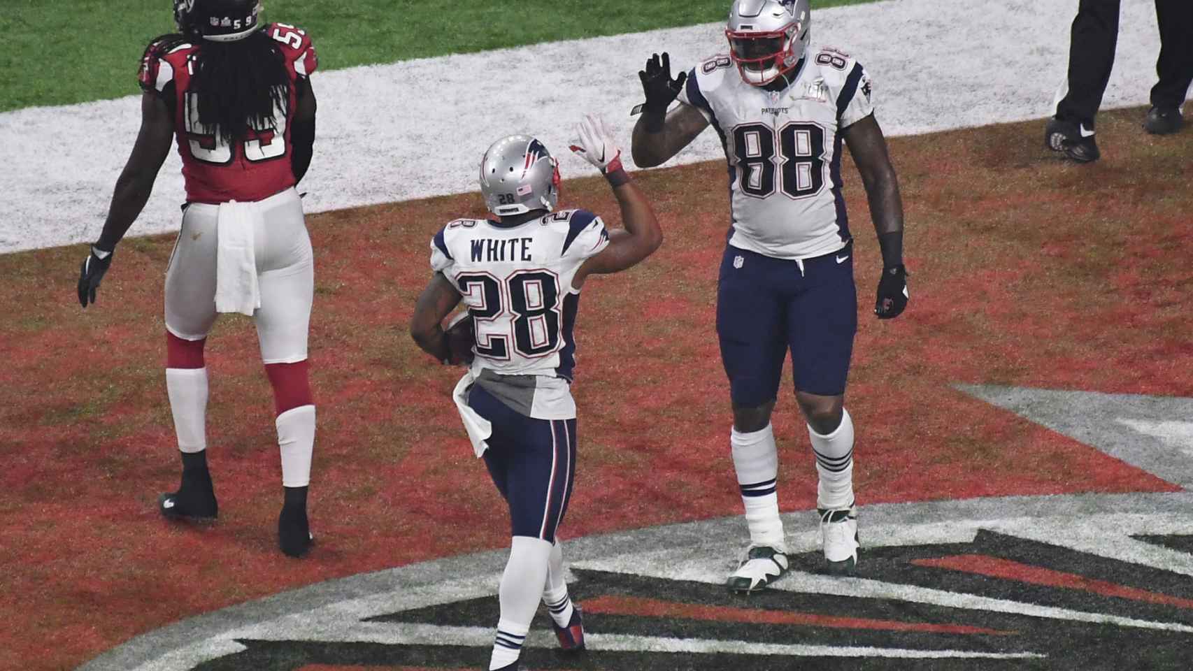 Bennett saluda a White tras anotar los Patriots.