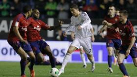 Cristiano Ronaldo disputa un balón frente a Osasuna