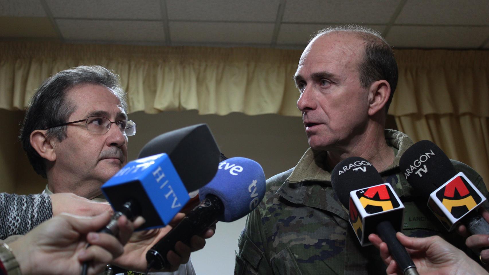 El general Luis Lanchares explicando la situación de los heridos
