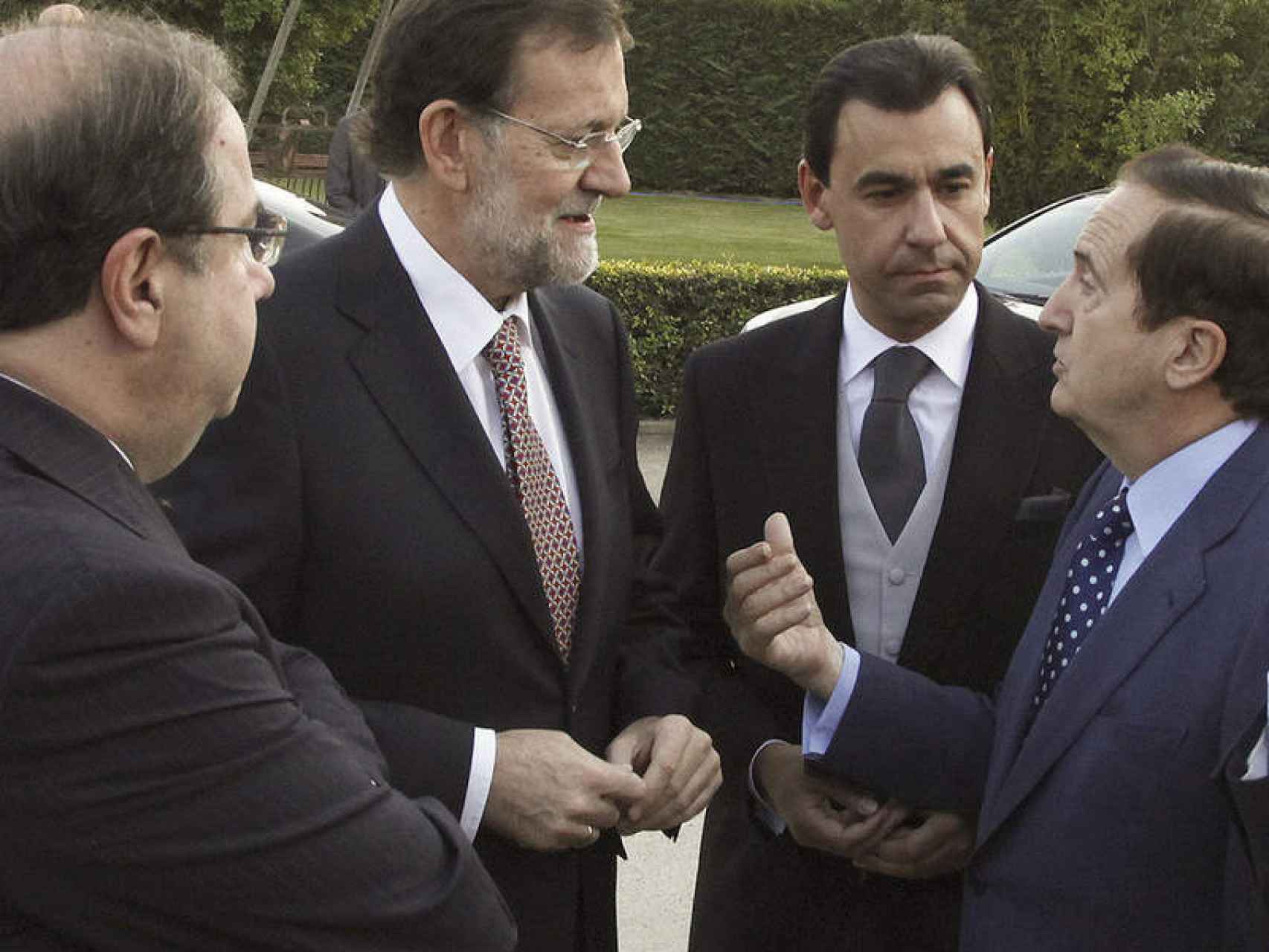 De izda a dcha, Herrera (Cyl), Rajoy, Maíllo y Juan José Lucas (Cyl) en la boda de Maíllo.